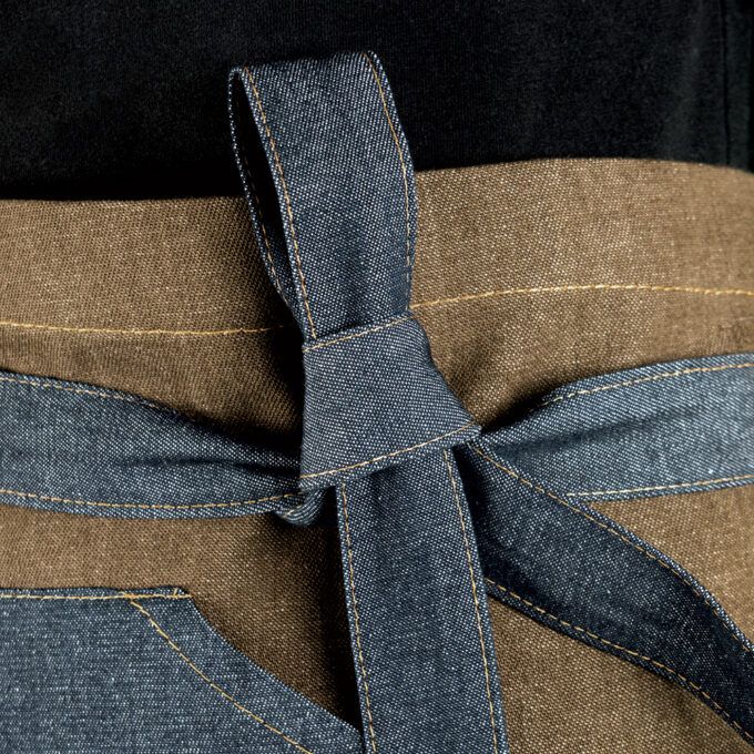 Detalle de la cinta del delantal tejano modelo Rodeo de Pascuet